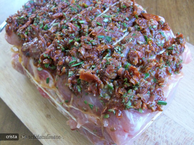 Porc in Crusta de Rosii Uscate