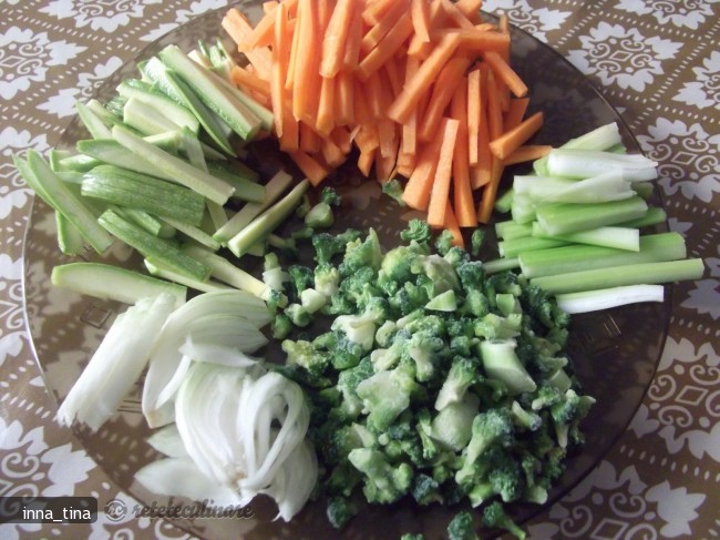 Spaghette de Orez cu Pui si Legume in Stil Chinezesc