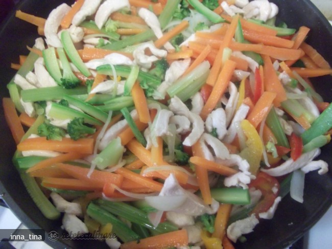 Spaghette de Orez cu Pui si Legume in Stil Chinezesc