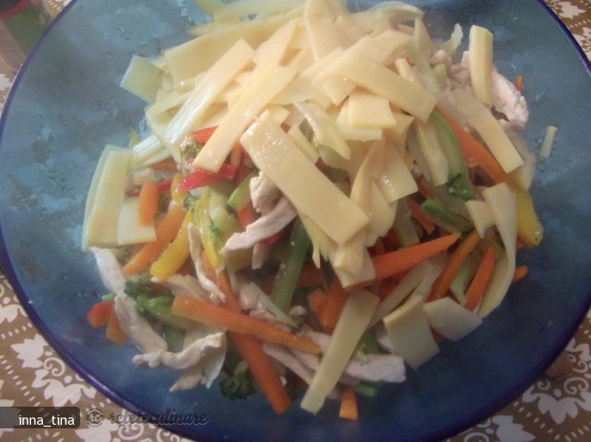 Spaghette de Orez cu Pui si Legume in Stil Chinezesc