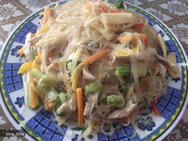 Spaghette de Orez cu Pui si Legume in Stil Chinezesc