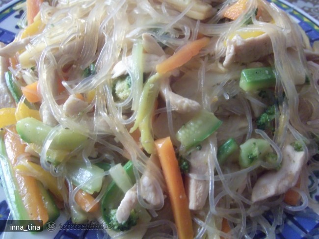 Spaghette de Orez cu Pui si Legume in Stil Chinezesc