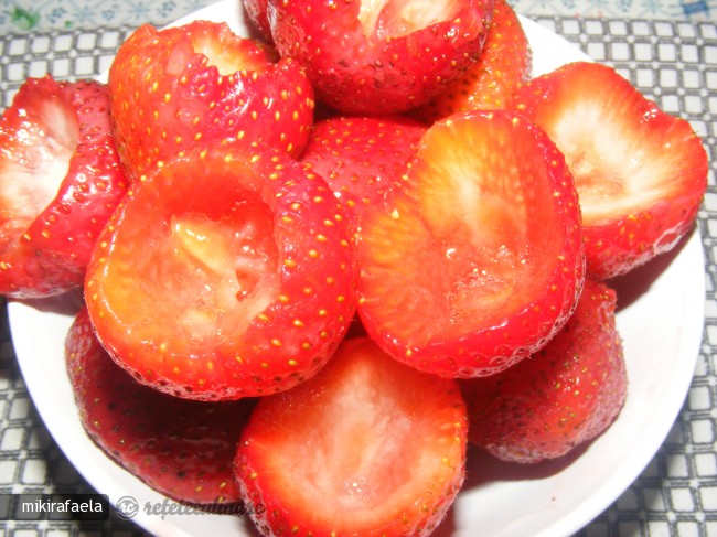 Capsune Umplute cu Fructe
