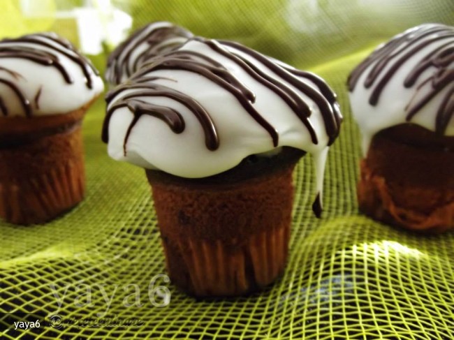 Muffins cu Fructe de Padure, Glazura si Ciocolata