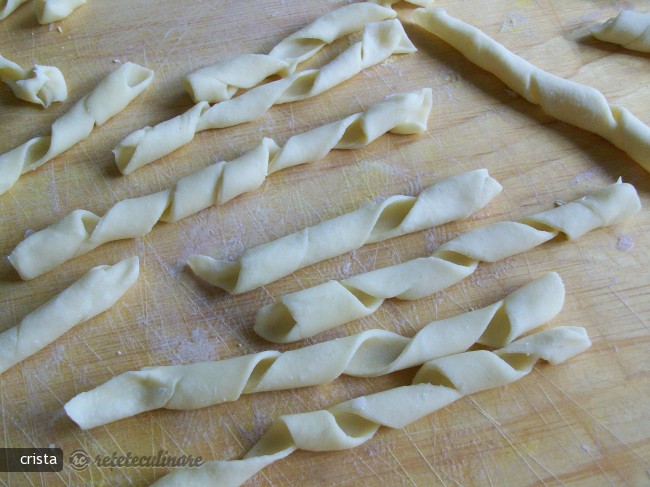 Fusilli Facuti in Casa cu Sos de Vinete