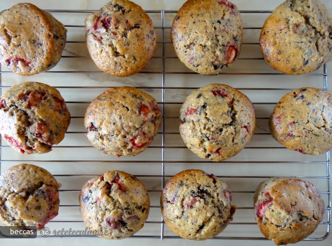 Muffins cu Zmeura, Capsuni si Ciocolata Amaruie