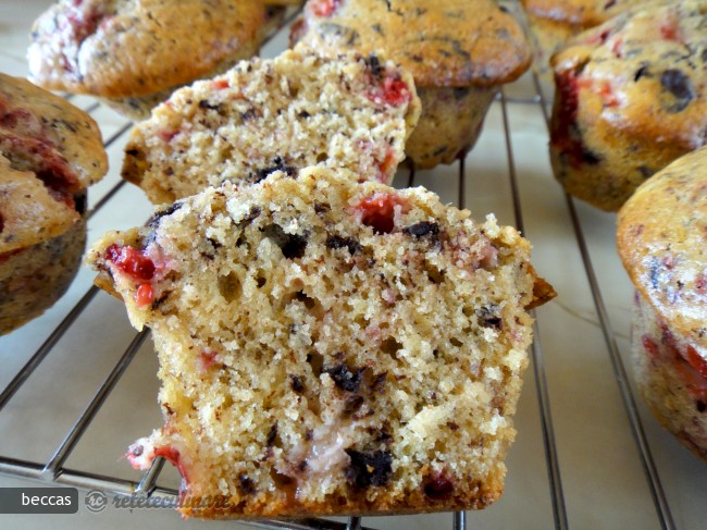 Muffins cu Zmeura, Capsuni si Ciocolata Amaruie