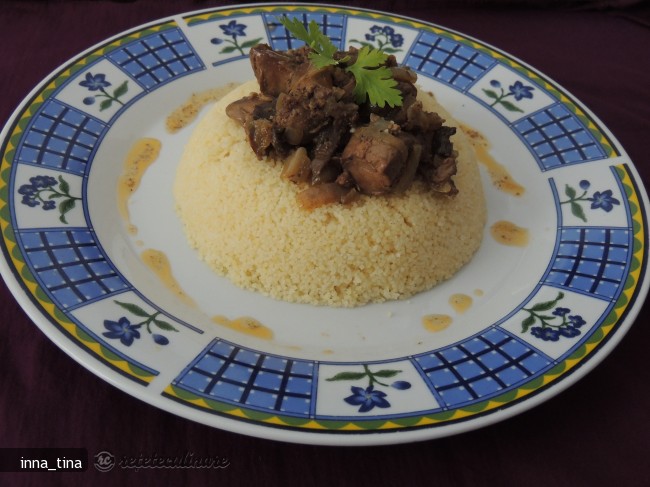 Couscous cu Tocanita de Ficatei si Inimi de Pui si Ciuperci