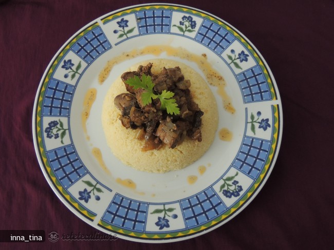 Couscous cu Tocanita de Ficatei si Inimi de Pui si Ciuperci