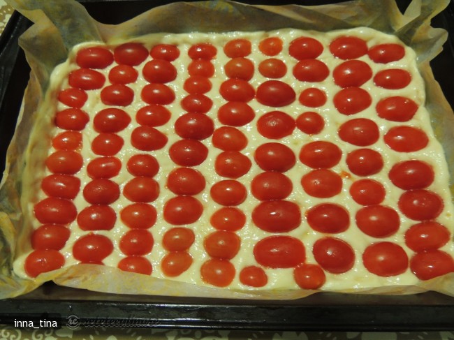 Focaccia cu Rosii,masline si Busuioc