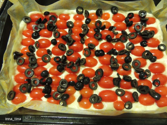 Focaccia cu Rosii,masline si Busuioc