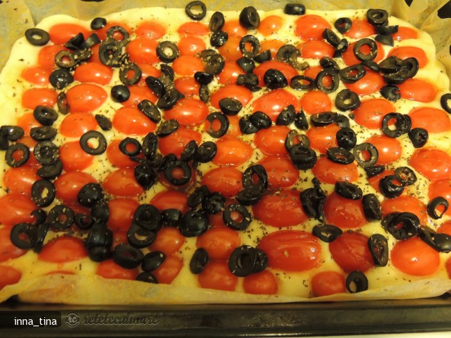 Focaccia cu Rosii,masline si Busuioc