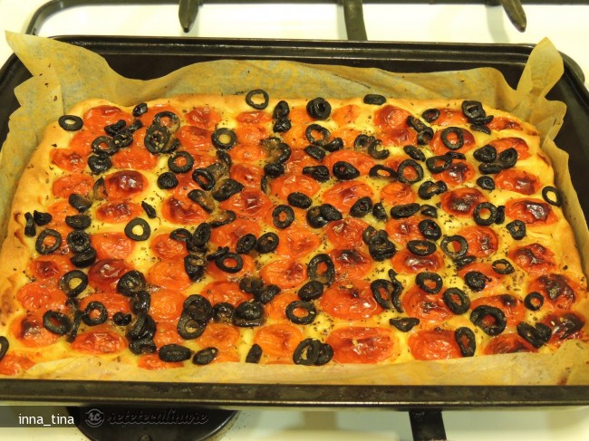 Focaccia cu Rosii,masline si Busuioc