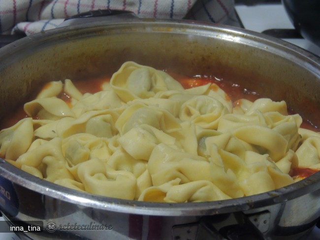 Tortellini cu Sos Tomat si Pancetta