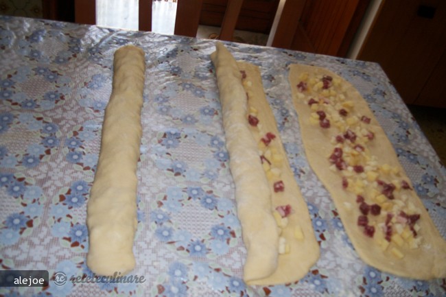 Treccia Di Pan Brioche Ripiena (Paine Impletita Umpluta)