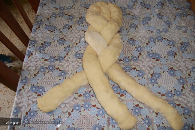Treccia Di Pan Brioche Ripiena (Paine Impletita Umpluta)