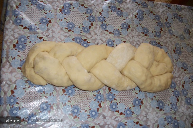 Treccia Di Pan Brioche Ripiena (Paine Impletita Umpluta)