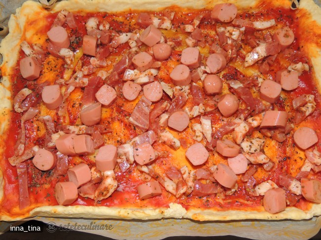 Pizza cu Pancetta si Wurstel