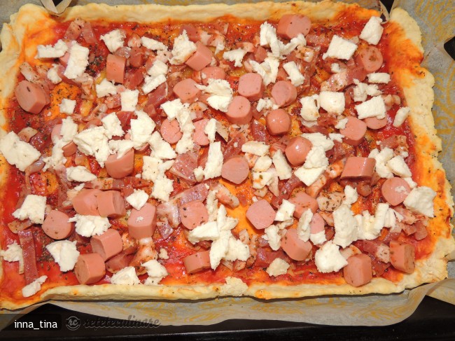 Pizza cu Pancetta si Wurstel