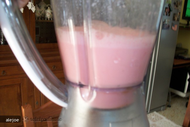 Smoothie cu Pepene Rosu
