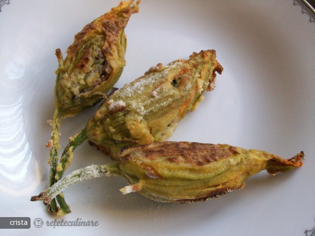 Floare de Dovleac Umpluta cu Macrou in Supa Crema de Rosii