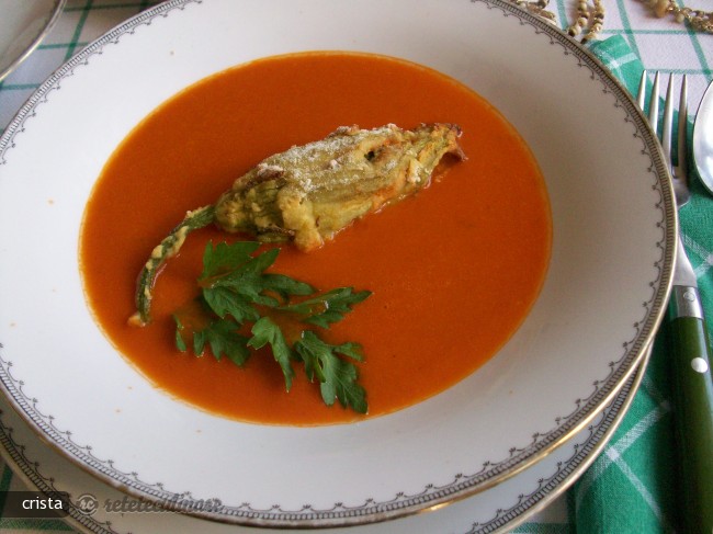 Floare de Dovleac Umpluta cu Macrou in Supa Crema de Rosii