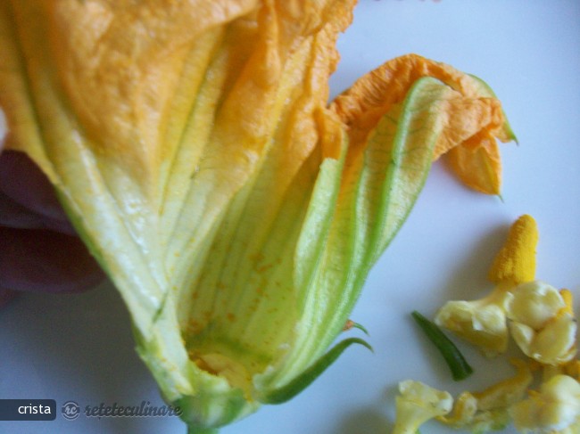 Floare de Dovleac Umpluta cu Macrou in Supa Crema de Rosii
