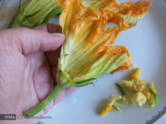 Floare de Dovleac Umpluta cu Macrou in Supa Crema de Rosii