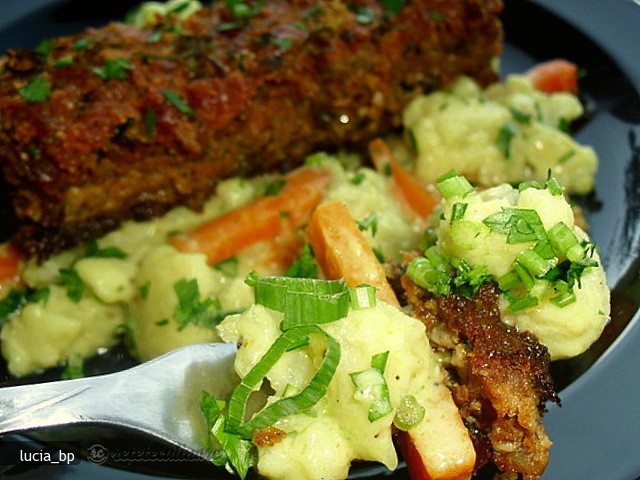 Carne Tocata in Crusta cu Legume in Sos