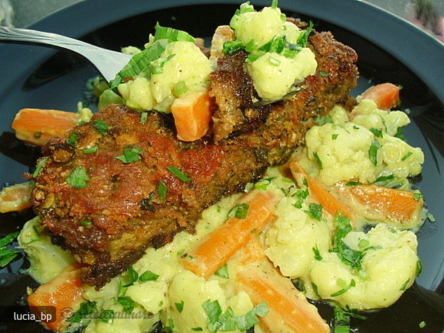 Carne Tocata in Crusta cu Legume in Sos