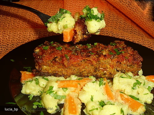 Carne Tocata in Crusta cu Legume in Sos