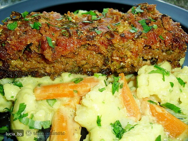 Carne Tocata in Crusta cu Legume in Sos