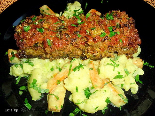 Carne Tocata in Crusta cu Legume in Sos