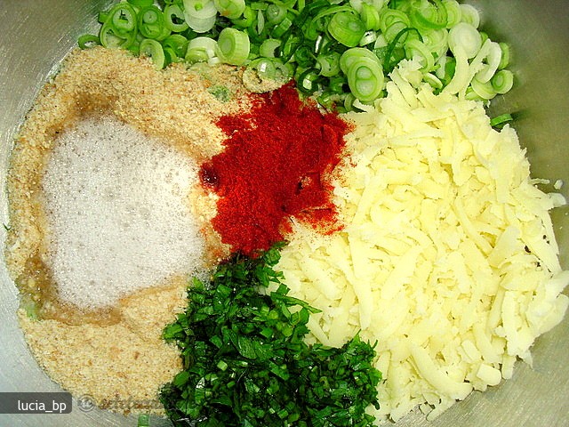 Carne Tocata in Crusta cu Legume in Sos