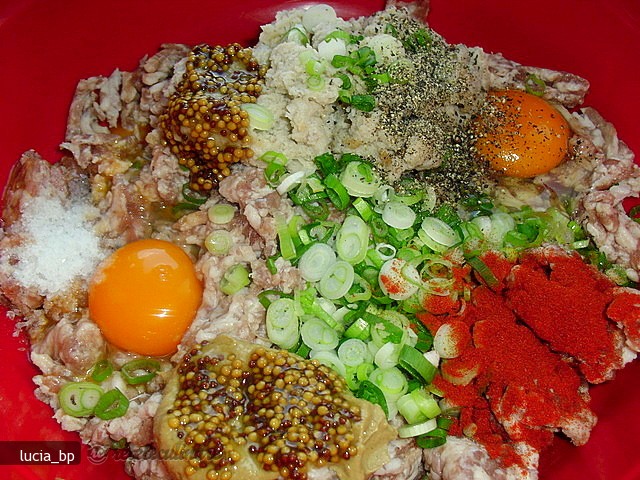 Carne Tocata in Crusta cu Legume in Sos