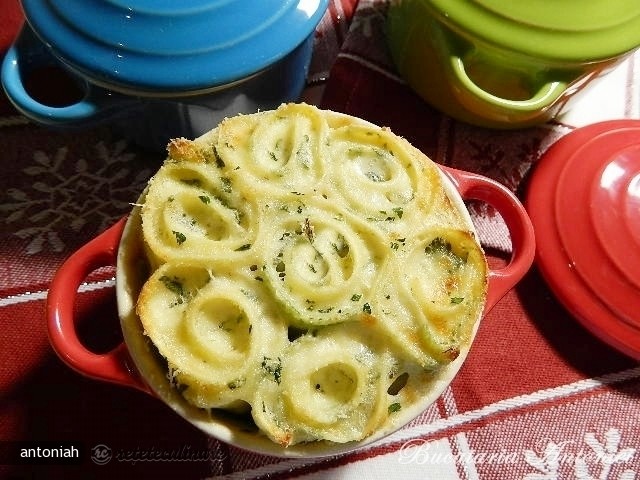 Buchet de paste (Homemade laminated parsley pasta)