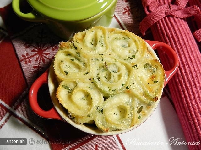 Buchet de paste (Homemade laminated parsley pasta)