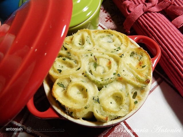 Buchet de paste (Homemade laminated parsley pasta)