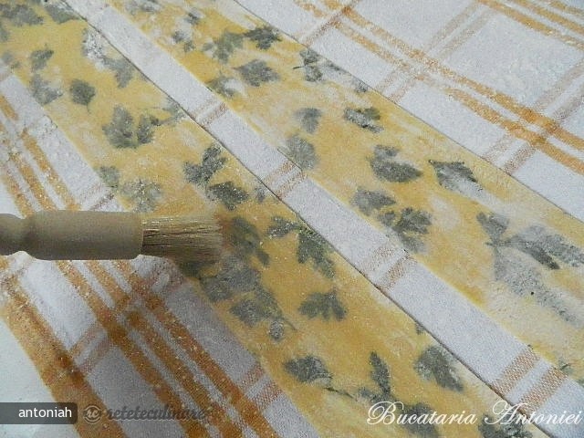 Buchet de paste (Homemade laminated parsley pasta)