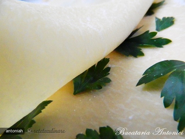 Buchet de paste (Homemade laminated parsley pasta)