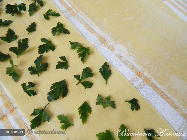 Buchet de paste (Homemade laminated parsley pasta)