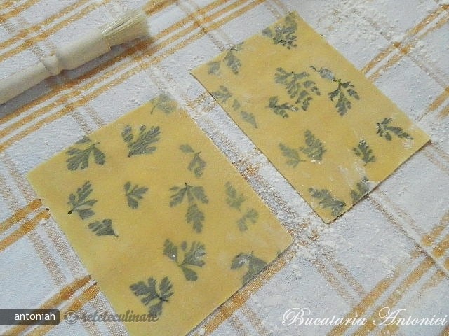 Buchet de paste (Homemade laminated parsley pasta)