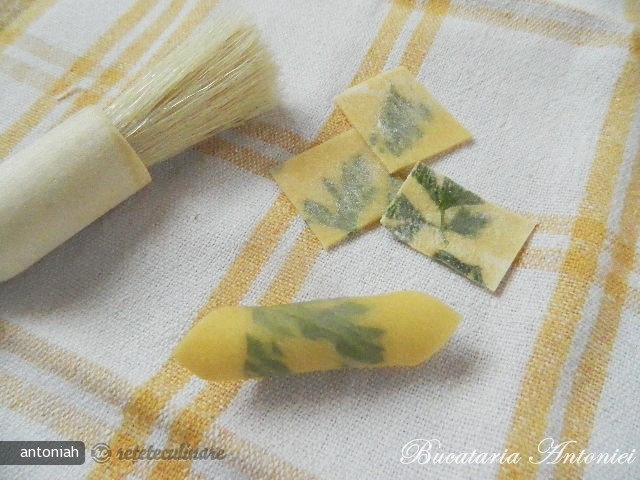 Buchet de paste (Homemade laminated parsley pasta)