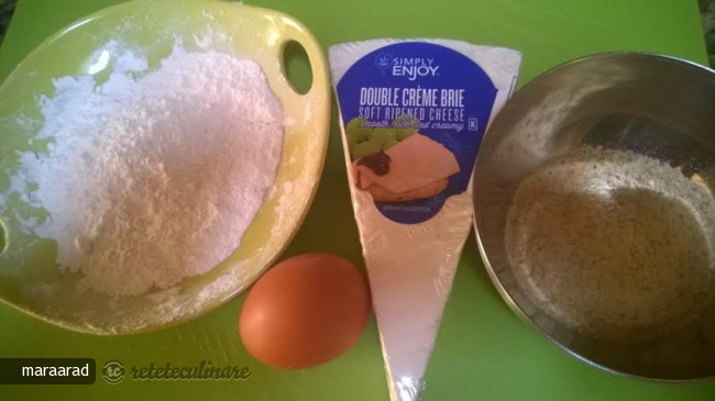 Brie Prajita cu Sos de Rosii si Sos Verde