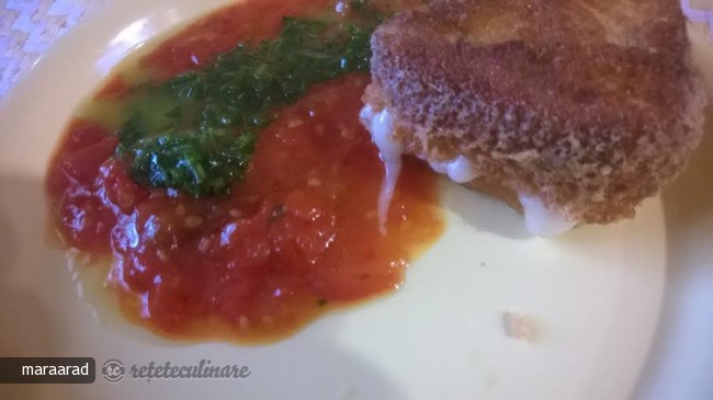 Brie Prajita cu Sos de Rosii si Sos Verde