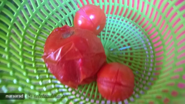 Brie Prajita cu Sos de Rosii si Sos Verde