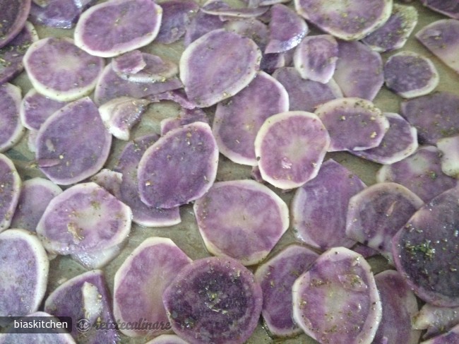 Supa Crema de Broccoli cu Chipsuri de Cartofi Violeti