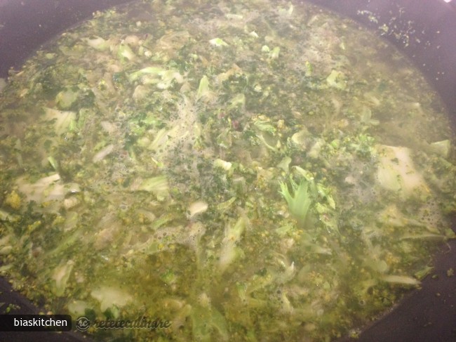 Supa Crema de Broccoli cu Chipsuri de Cartofi Violeti