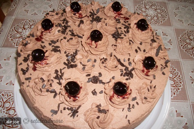 Tort cu Crema de Ciocolata si Visine