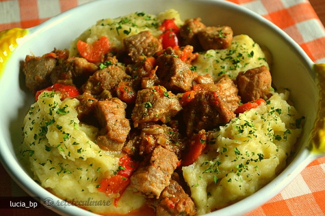Cuburi de Porc cu Piure de Telina